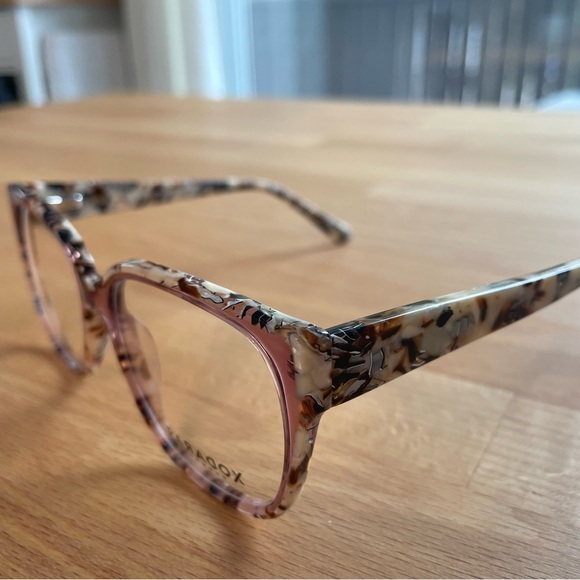 Paradox Eyeglass Frame with Case Included. - Picture 3 of 4